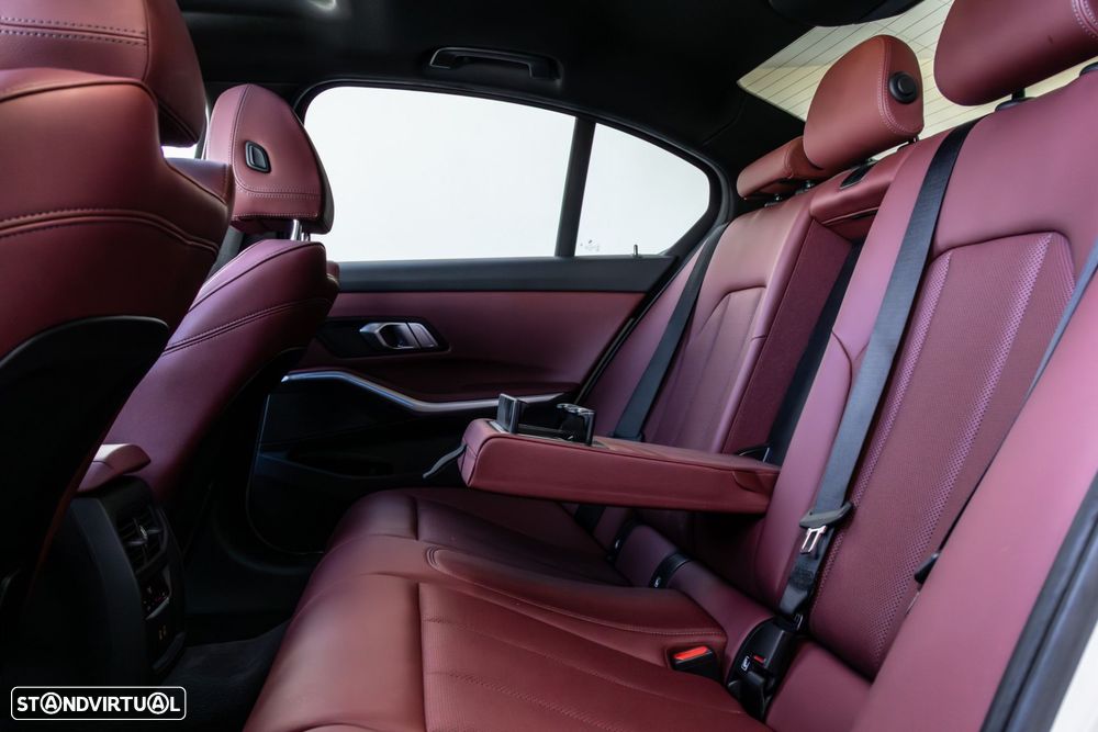 BMW 330 e Pack Desportivo M Pro Auto - 27