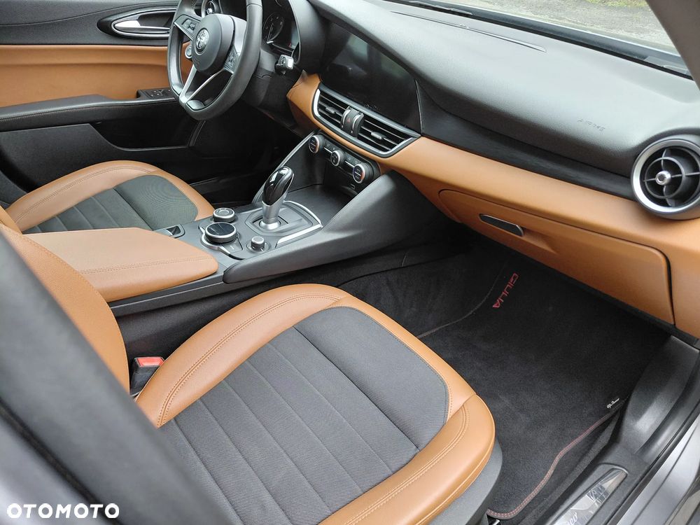 Alfa Romeo Giulia 2.2 AT8 Executive - 16