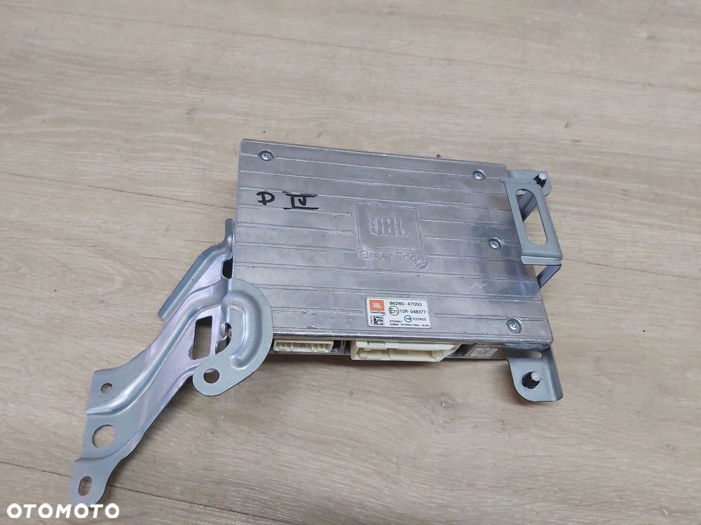 Toyota Prius IV 1,8 xw50 wzmacniacz JBL 86280-47050 - 1