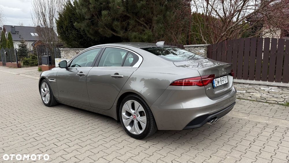 Jaguar XE - 4