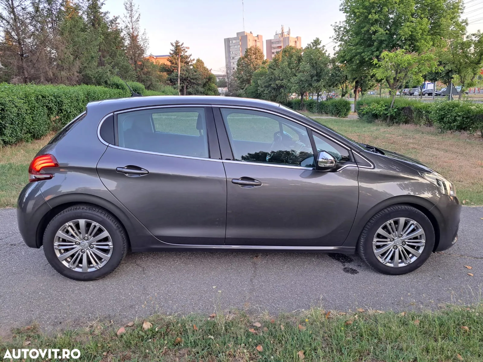Peugeot 208 1.2 L PureTech Turbo Allure - 5