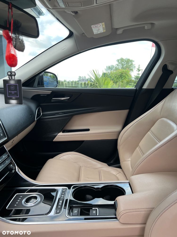 Jaguar XE 2.0 D Prestige - 31