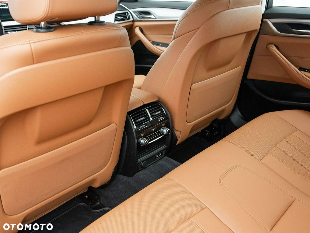 BMW Seria 5 520i mHEV - 26