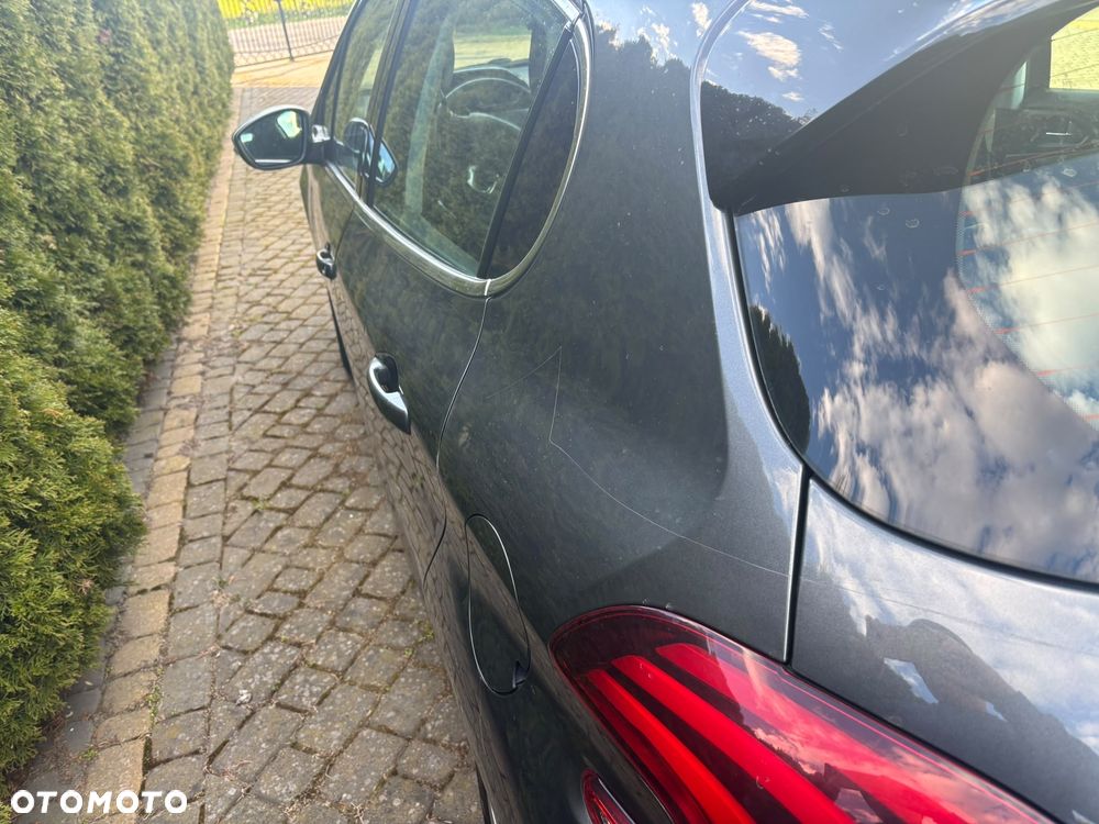 Peugeot 208 - 14