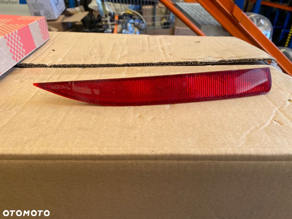 TOYOTA COROLLA E21 SEDAN VII 19- Oryginalny! PRAWY TYLNY ODBLASK LAMPKA ODBLASKOWA ZDERZAKA TYLNEGO  W ZDERZAK TYLNY TYŁ  PRAWA STRONA  E 21 E210 E 210  81910-02220  8191002220 - 1