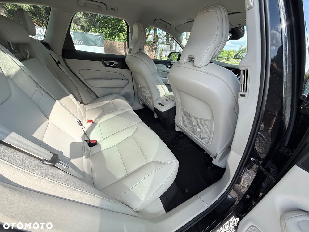 Volvo XC 60 B4 B Plus Dark - 39