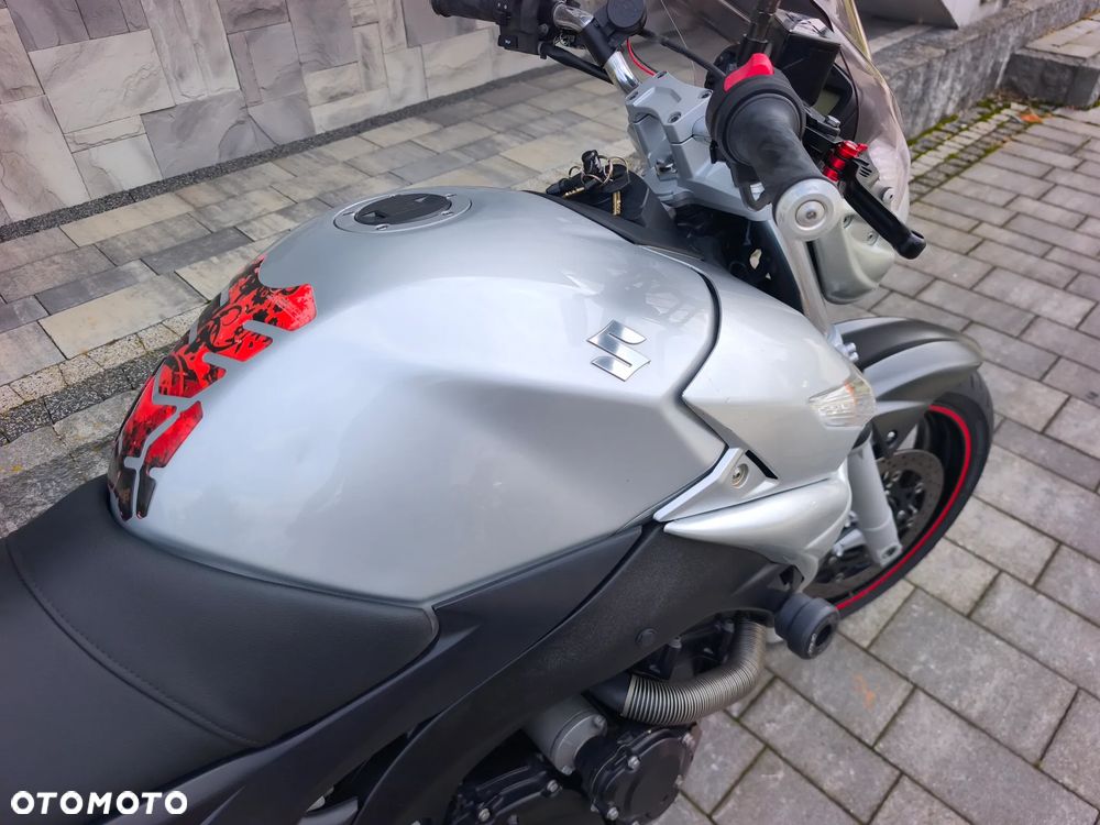 Suzuki GSR - 21