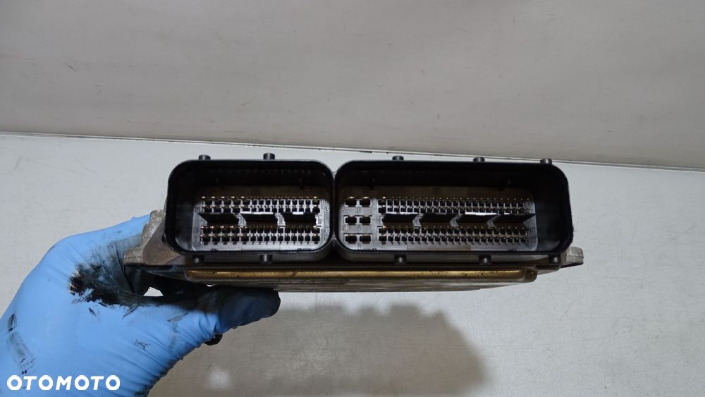 KOMPUTER SILNIKA VOLKSWAGEN TOURAN 1.6FSI 03C906056F - 2