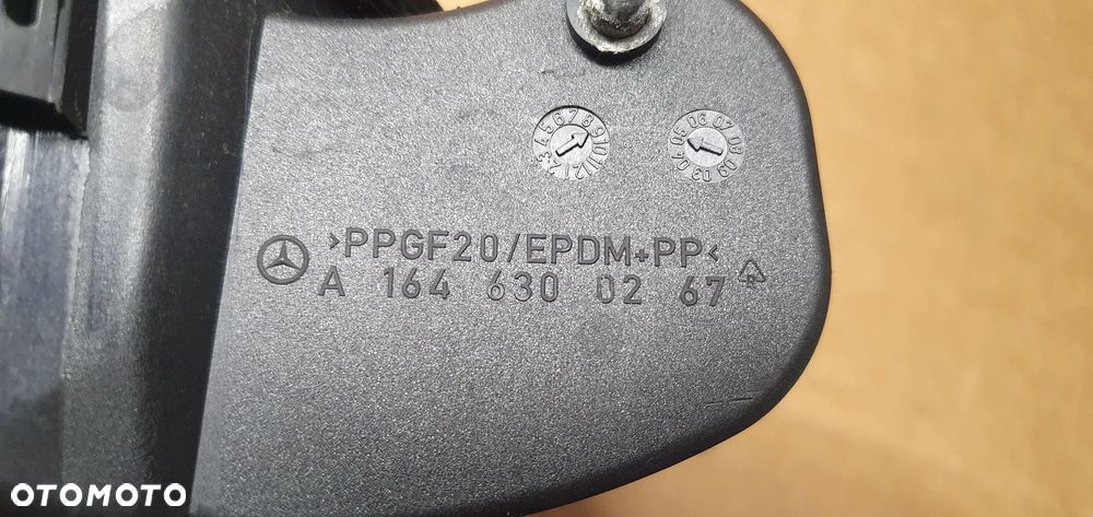 Klapka wlewu paliwa korek Mercedes ML W164 C723 A1646300267 - 8