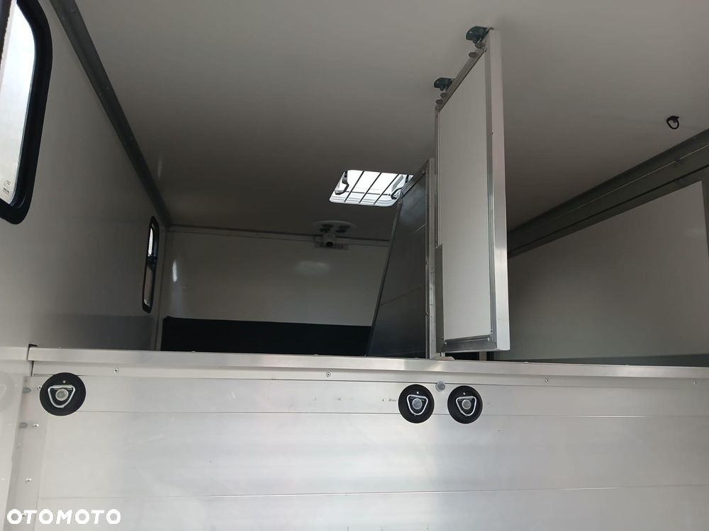 Nissan NV400 - 13