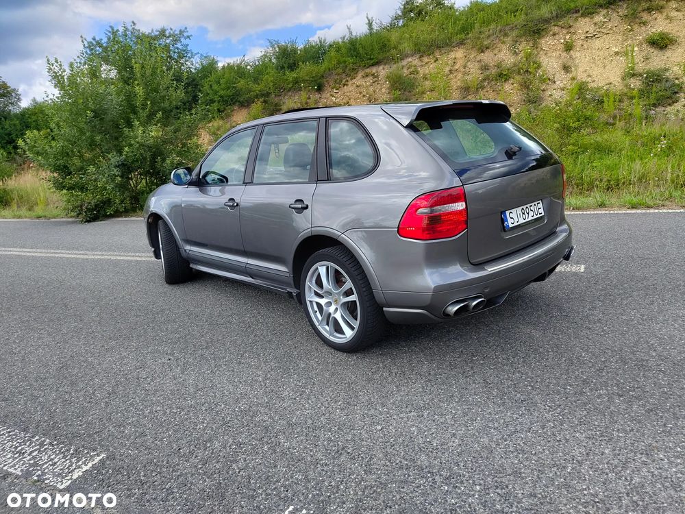 Porsche Cayenne - 1