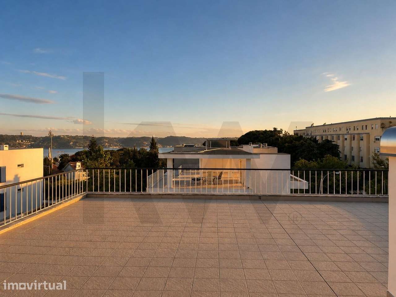 Moradia T4 dos anos 60, requalificada, com jardim e vista rio no Reste - Grande imagem: 2/34