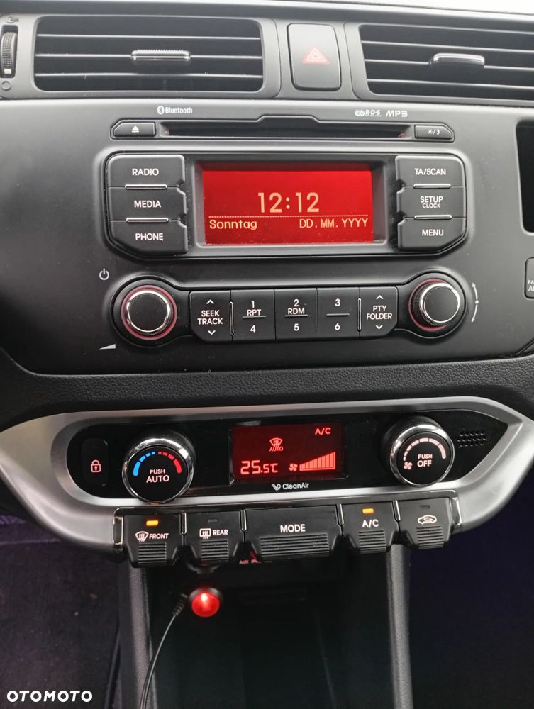 Kia Rio 1.4 Fifa World Cup Edition - 16