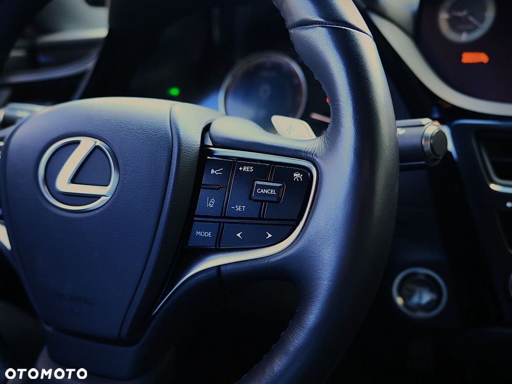 Lexus ES 300h F Sport Design - 32