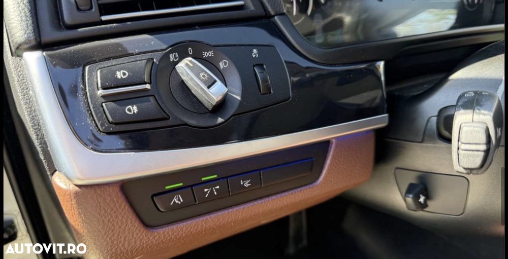 BMW Seria 5 525d xDrive - 12