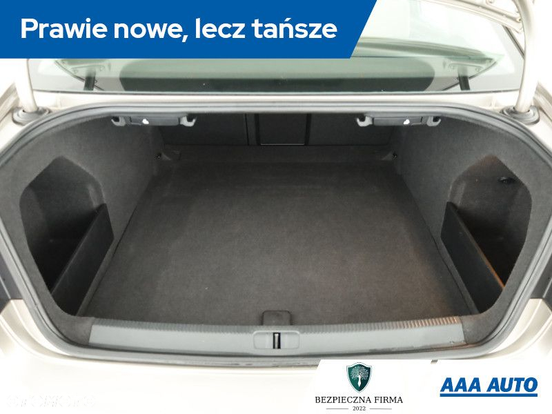 Volkswagen Passat - 12