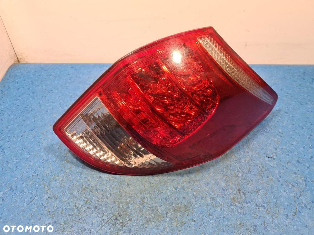 TOYOTA RAV4 III LAMPA TYŁ PRAWA ZEWNĘTRZNA - 1