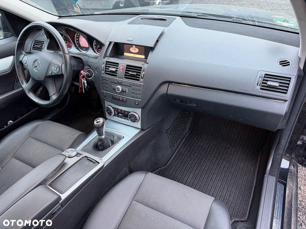 Mercedes-Benz Klasa C 180 CGI BlueEFFICIENCY Avantgarde - 17