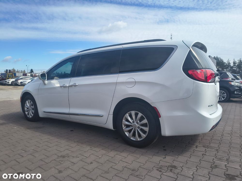 Chrysler Pacifica - 2