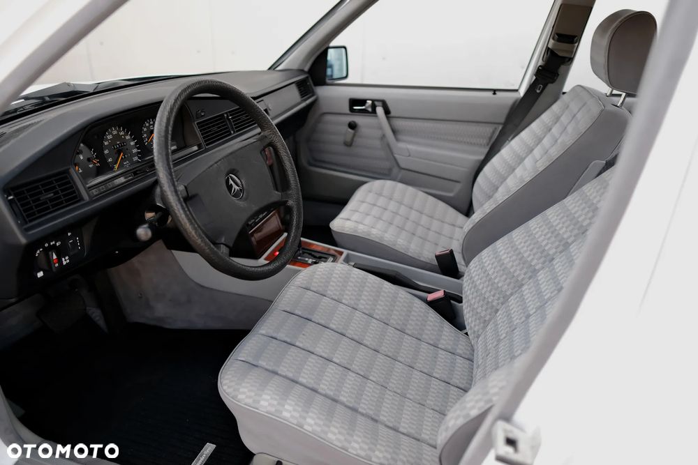 Mercedes-Benz W201 (190) - 25