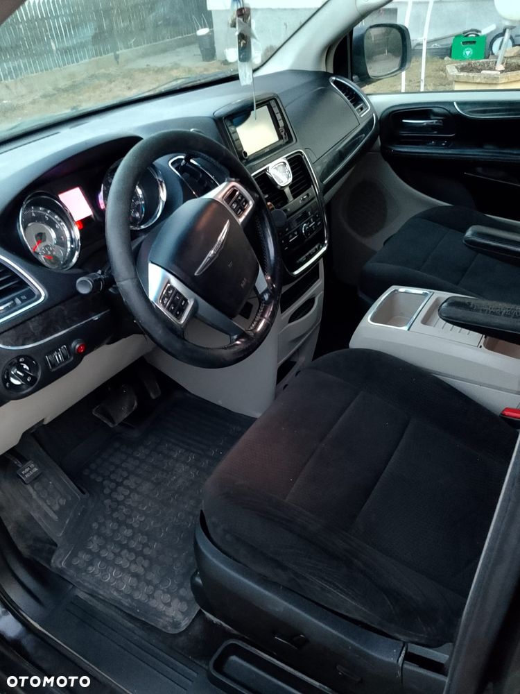 Chrysler Town & Country - 6