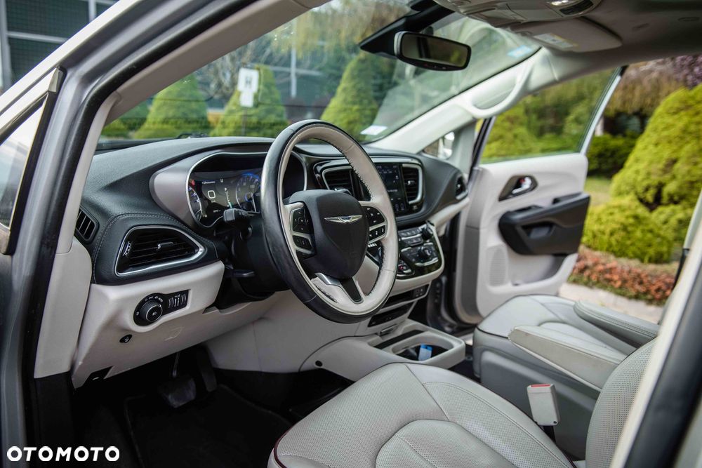 Chrysler Pacifica - 16