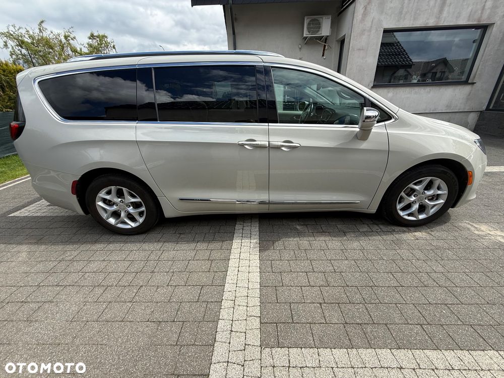 Chrysler Pacifica - 4