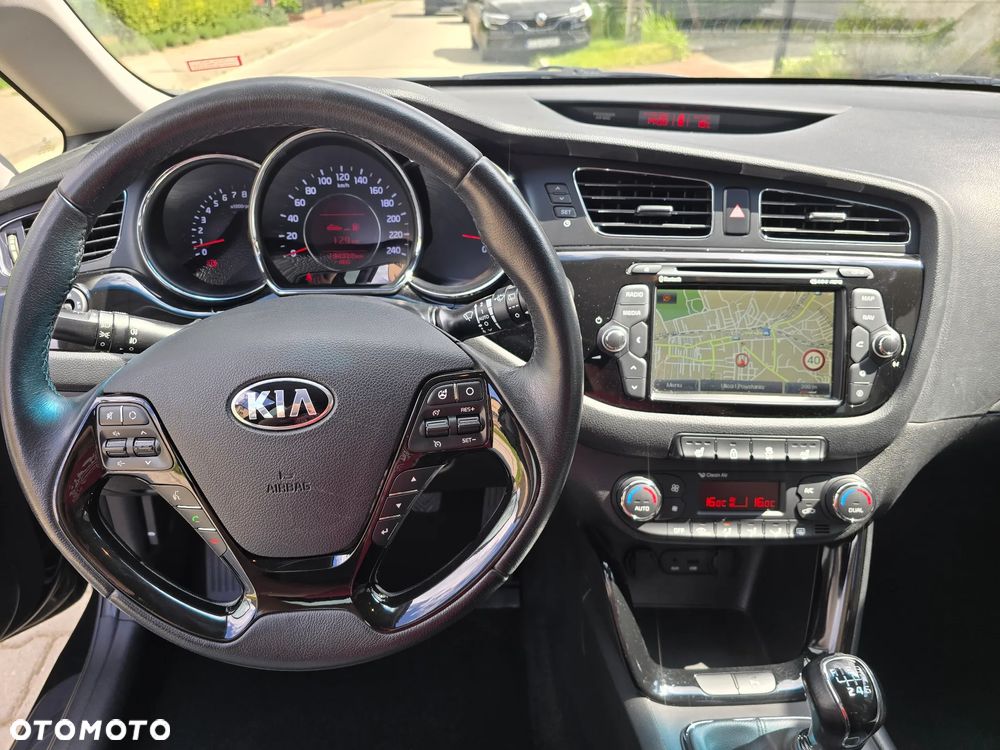 Kia Ceed 1.6 GDI Dream Team Edition - 16
