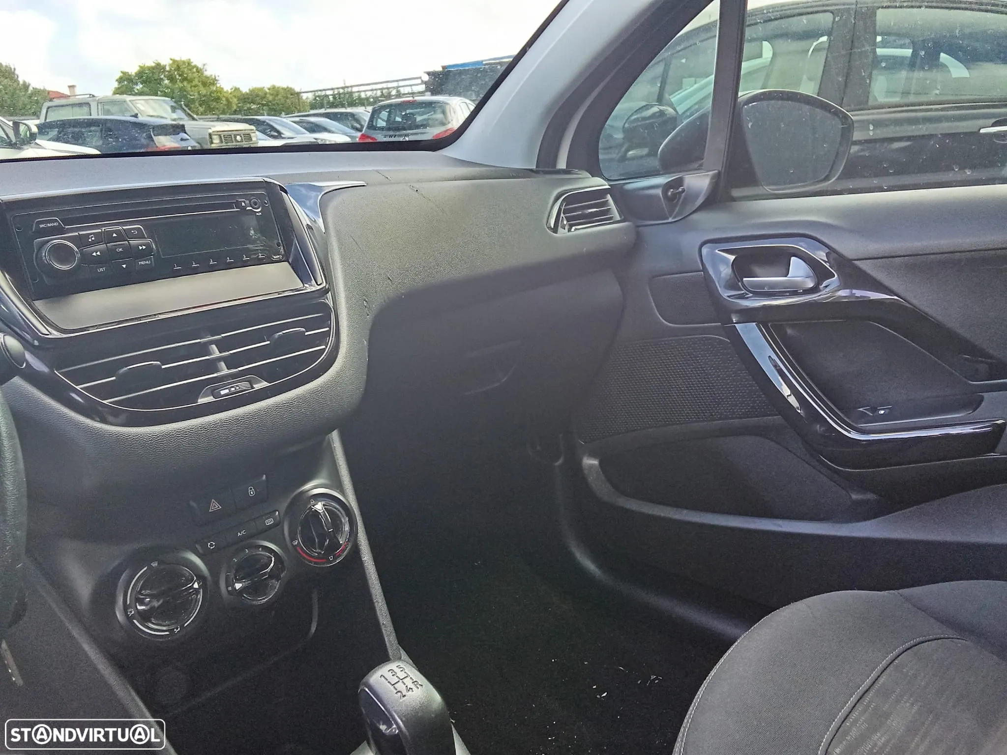 Peugeot 208 - 12