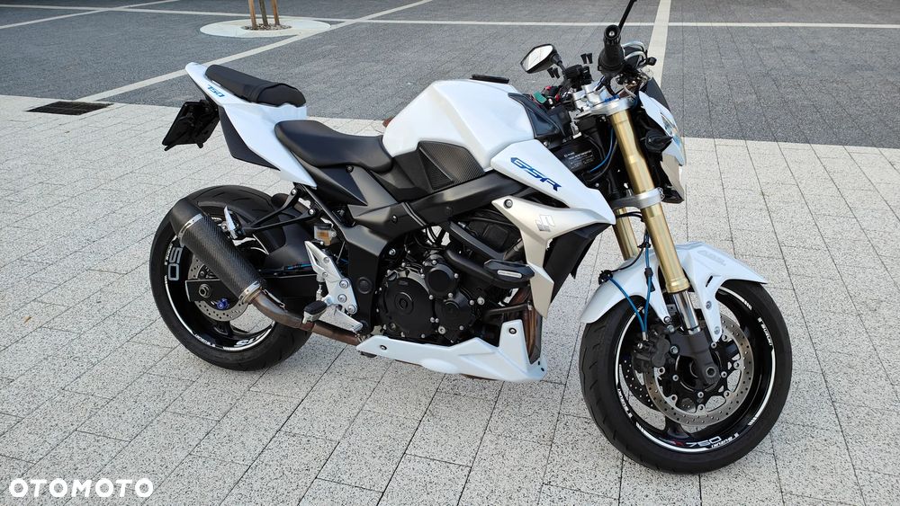 Suzuki GSR - 11