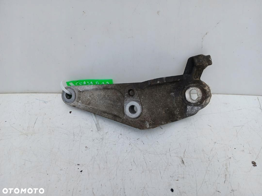 ŁAPA SKRZYNI BIEGÓW WSPORNIK OPEL CORSA D 1.2 16 V 80KM Z12XEP 13130723 - 2
