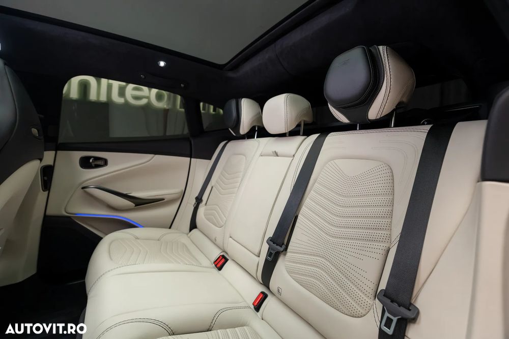 Aston Martin DBX - 30
