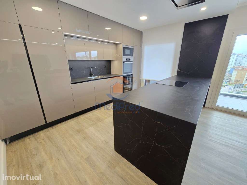 Apartamento T3 c/ 3 parqueamentos em Condomínio Privado com Piscina... - Grande imagem: 2/94