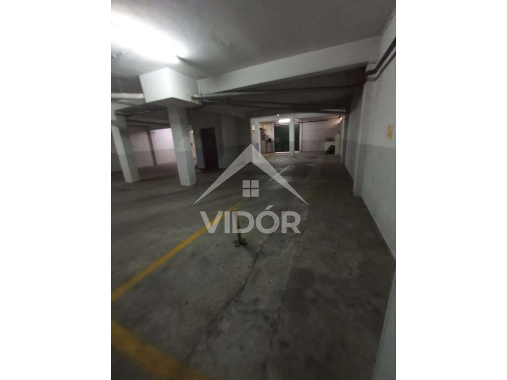 Garagem na Rua Bernardim Ribeiro Nº 178 - Circunvalação - Grande imagem: 3/5