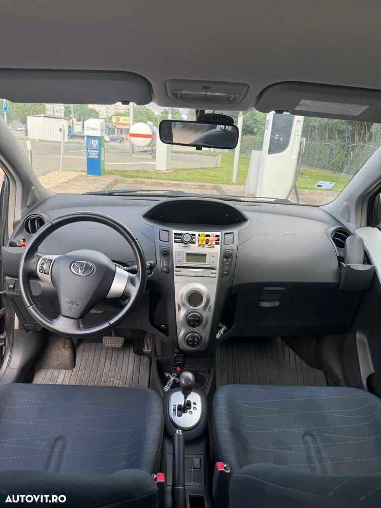 Toyota Yaris 1.3 Aut Luna - 4
