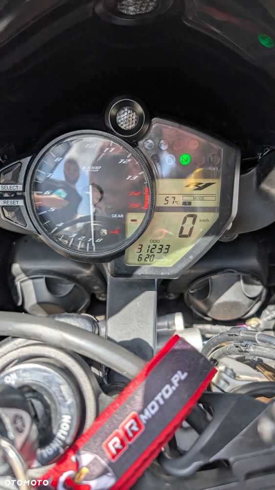 Yamaha R1 - 4