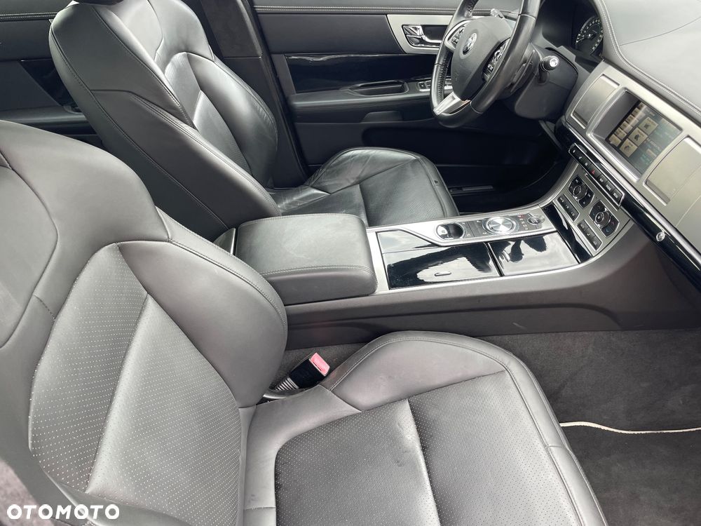 Jaguar XF 35t AWD Pure - 37