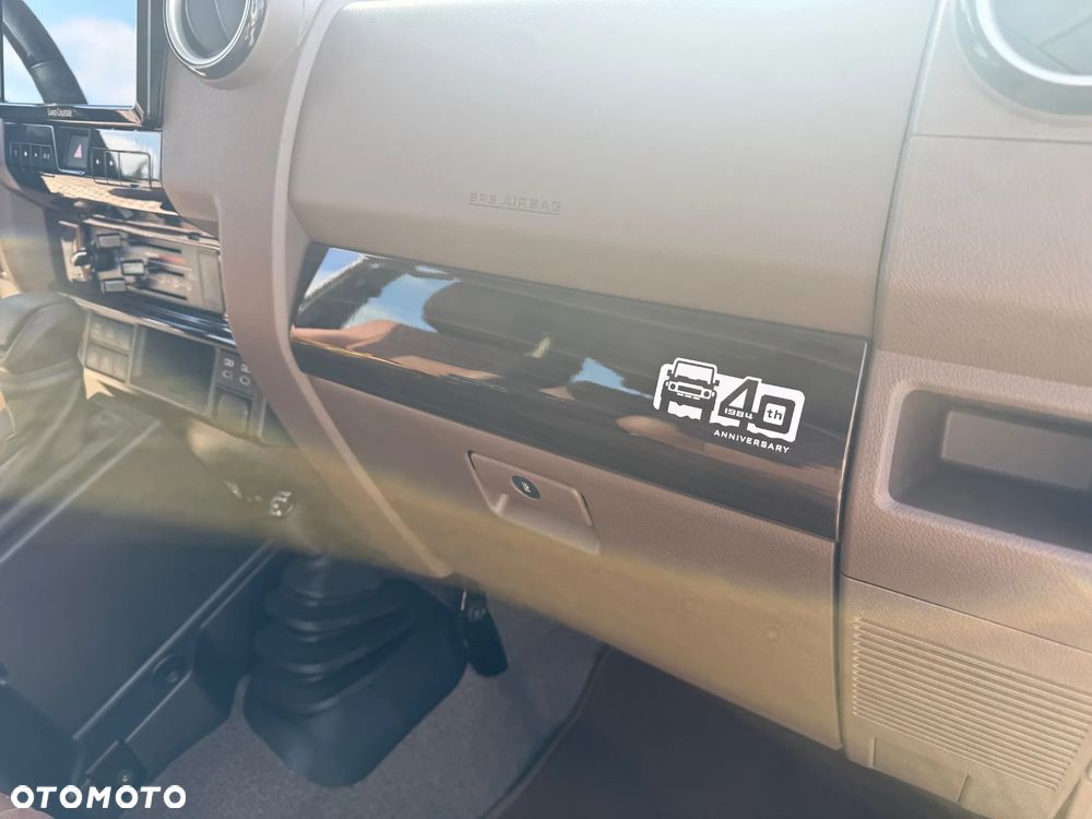 Toyota Land Cruiser - 22