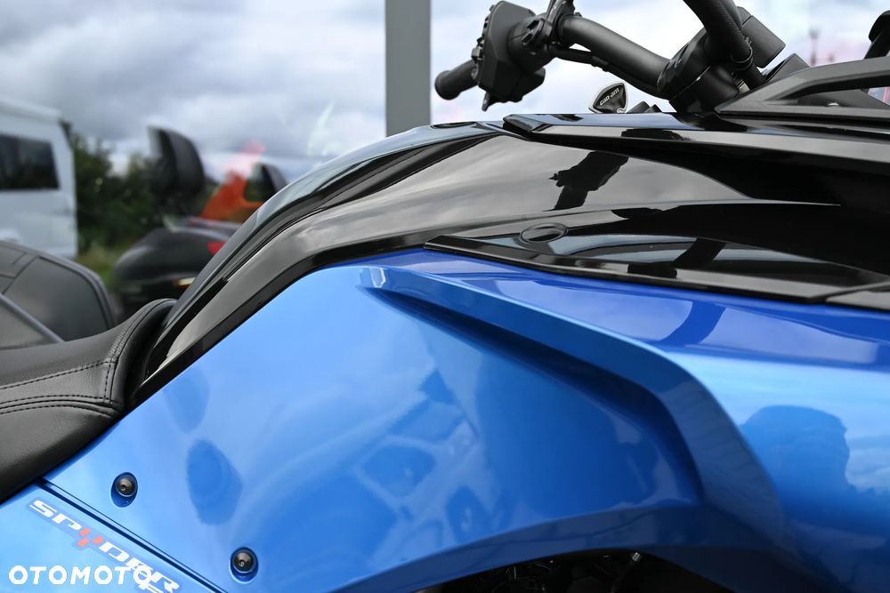 Can-Am Spyder - 12