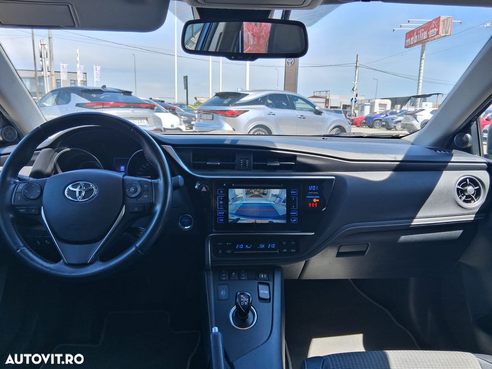Toyota Auris 1.8 L VVT-i Sol + - 7