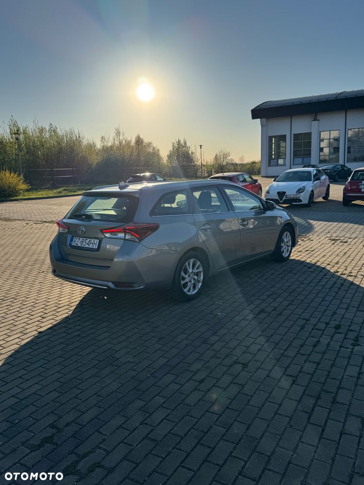 Toyota Auris 1.6 Premium - 4