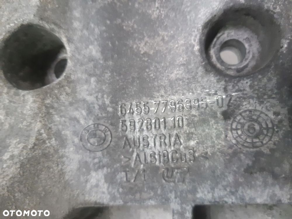 BMW E60 E61 520d ŁAPA SPRĘŻARKI KLIMY 7796395 - 2