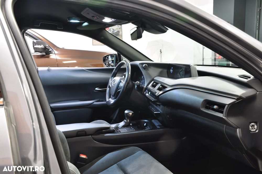 Lexus UX 250h FWD Executive - 9