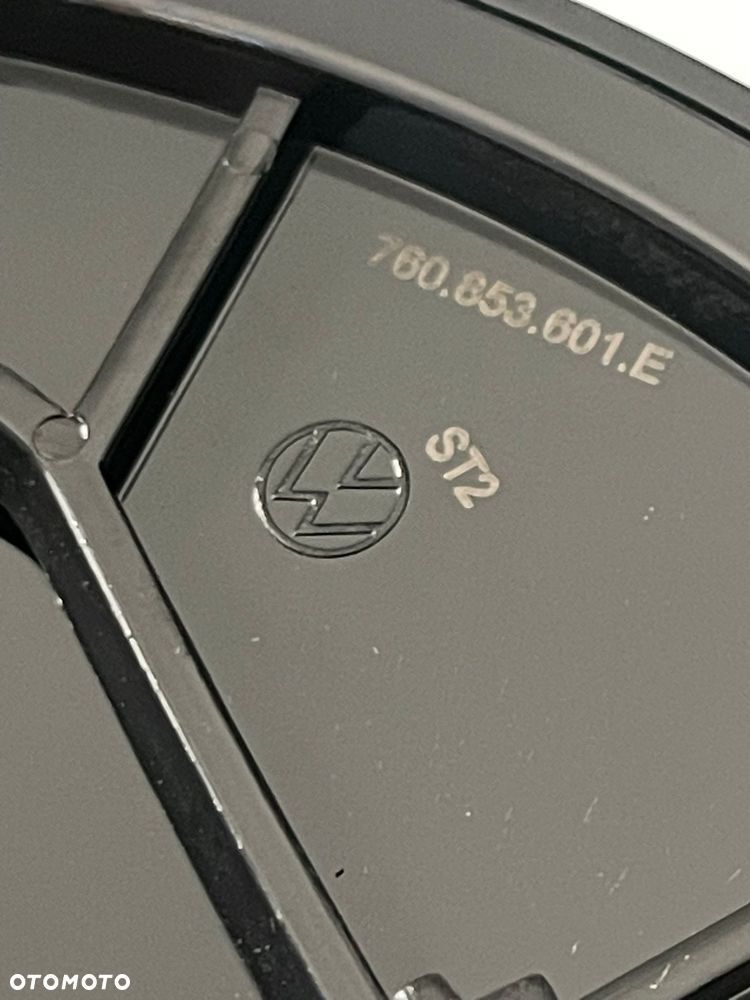 VW TOUAREG III LIFT EMBLEMAT ZNACZEK LOGO POD RADAR  NOWY - 4