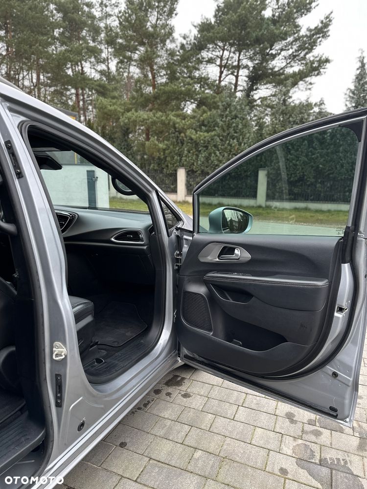 Chrysler Pacifica - 12