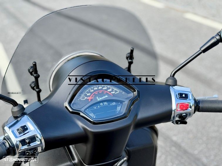 Vespa GTS Super Black Matte - 17