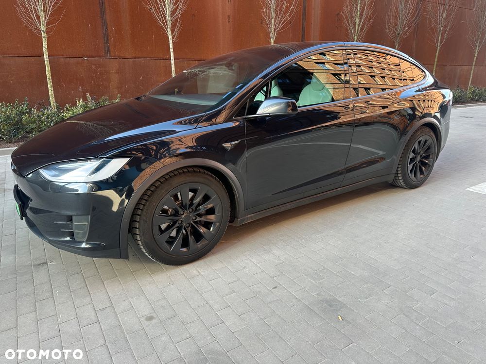 Tesla Model X - 15