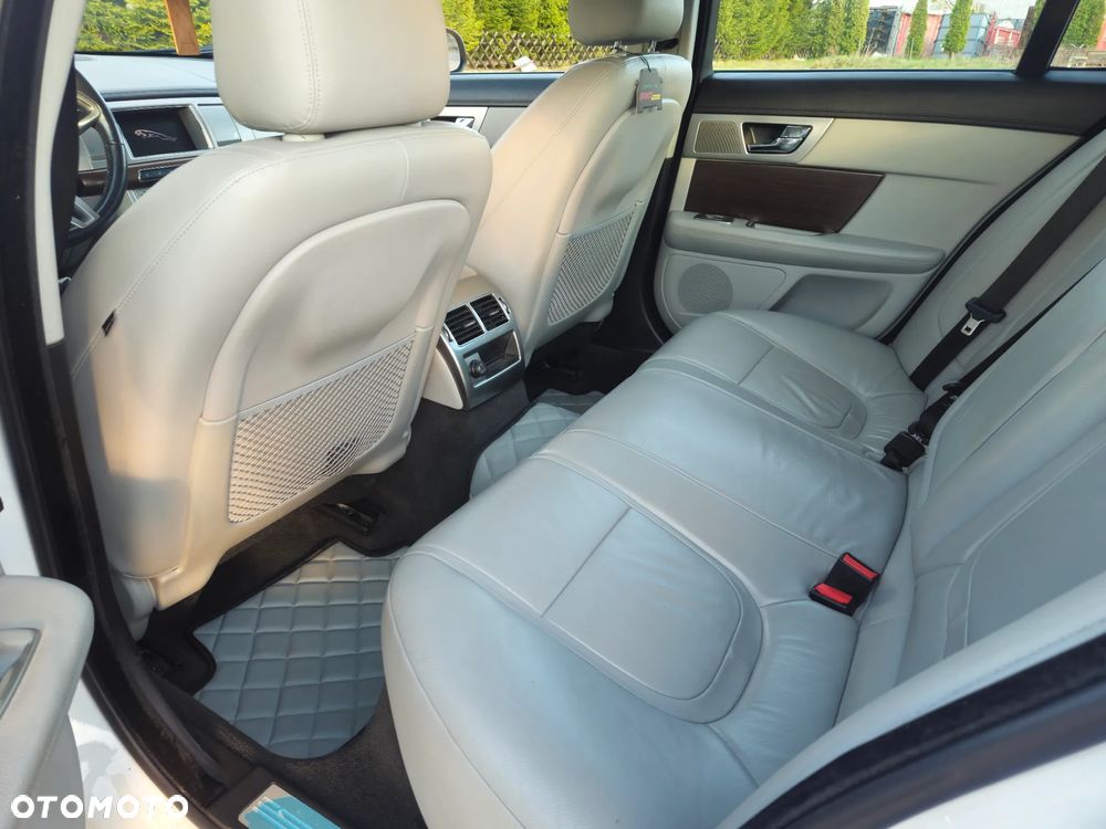 Jaguar XF 2.0 T Premium Luxury - 8