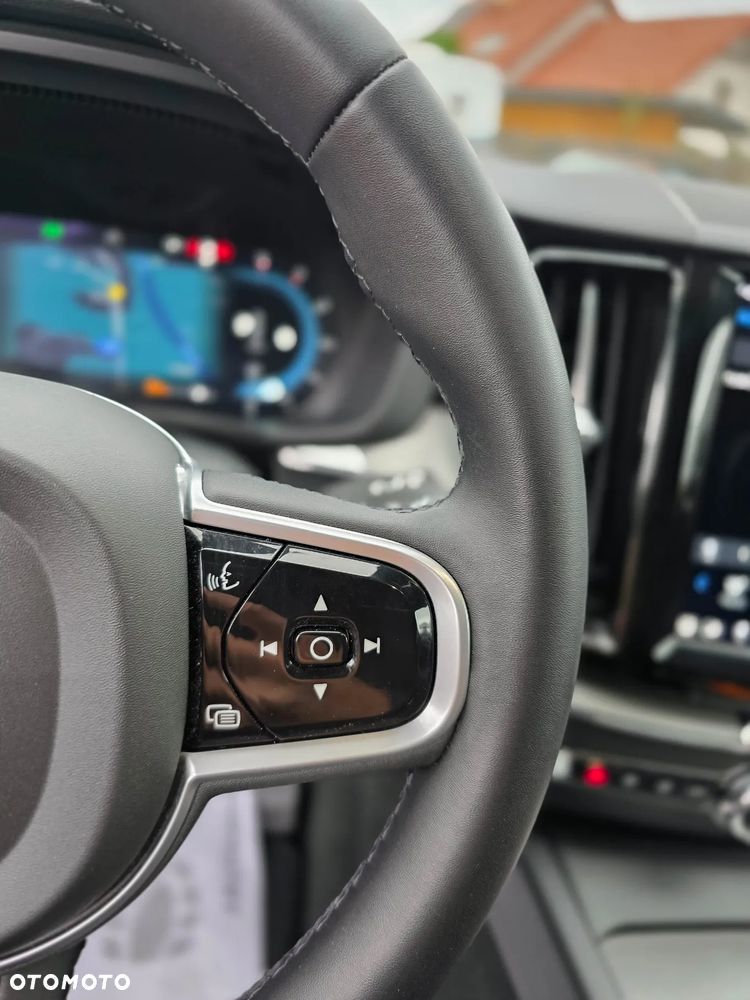 Volvo XC 60 B4 D AWD Plus Dark - 28