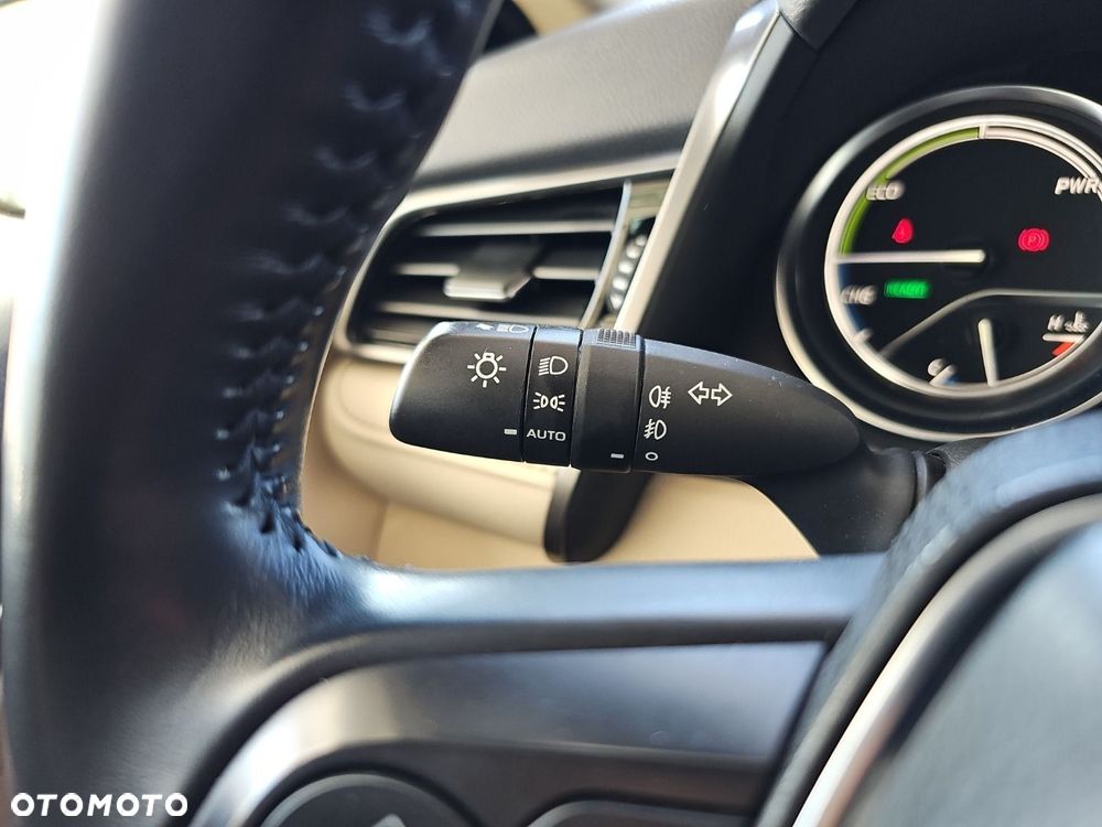 Toyota Camry 2.5 Hybrid Executive CVT - 23